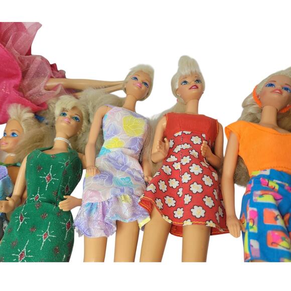 14 Vintage Barbies & a Few Accessories - Picture 3 of 15